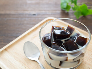 ミルクを注いだコーヒーゼリー