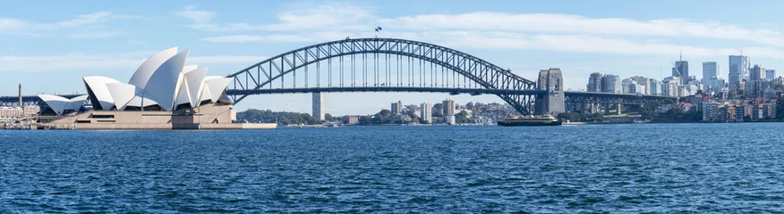 Foto op Plexiglas Sydney Harbour Bridge Panoramisch beeld van het Sydney Opera House en de Sydney Harbour Bridge, twee van de beroemdste bezienswaardigheden van Sydney, Sydney, Australië