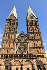 Fototapeta na wymiar Bremer Dom St. Petri; Romanische und gotische Westfassade