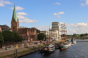 Fototapeta premium Bremen; Weserpromenade Schlachte mit Martini-Kirche