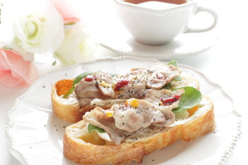 Barbecue pork belly and lettuce on French bread with tea