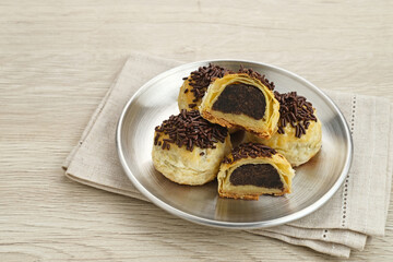 Pia Crispy with chocolate filling, pastry with layered smooth skin texture, sweet and savory
