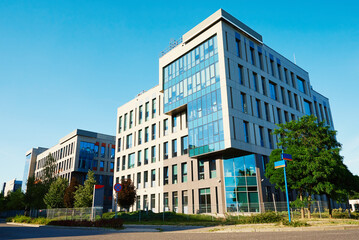 Obraz premium Facade of buiding with green trees, Modern office building in city for business corporation, Residential contemporary