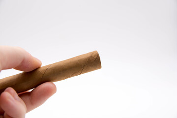 Cigarrillo aislado sobre fondo blanco