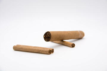 Cigarrillo aislado sobre fondo blanco