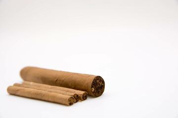 Cigarrillo aislado sobre fondo blanco