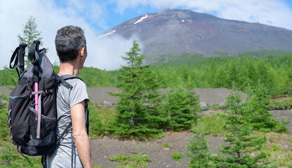 登山イメージ　富士山を眺める登山者