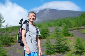 Fototapeta na wymiar 富士山背景　登山者　笑顔　アウトドア