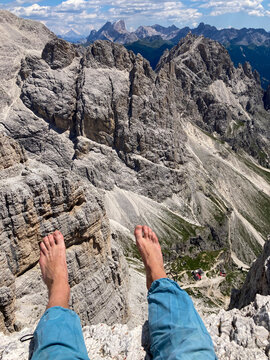 Scalatore in cima alla torre del Vaiolet sulle dolomiti con vista del rifugio Re Alberto 