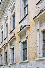 Fototapeta premium A rundown wall of an old brick house