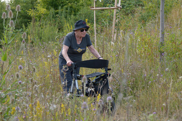 frau mit rollator unterwegs