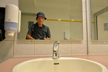 männerportrait in öffentlicher toilette - obrazy, fototapety, plakaty