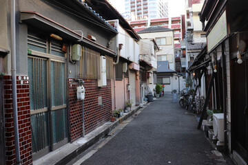 大阪の都会の中に残る古い民家が並ぶ通り