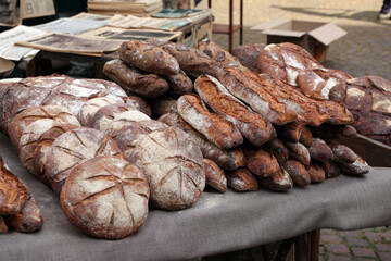 frische brote auf dem wochenmarkt