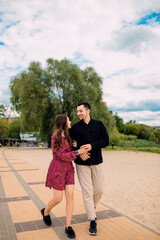 Naklejka premium A young couple, a man and a woman, are walking around the city