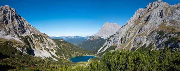 Fototapeta na wymiar mountain landscape Ehrwalder Sonnenspitze and Zugspitze, lake Seebensee.