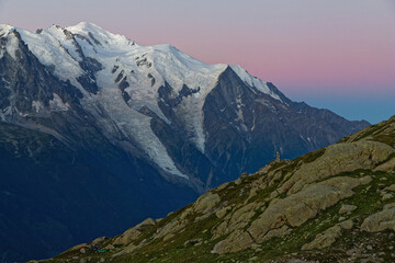 Morning lights on the Mont-Blanc summit juste before dawn.