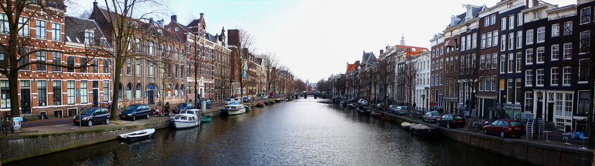 Fototapeta na wymiar Canal de Amsterdam 