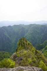 Fototapeta premium 熊野の山々新緑萌えるとき 大蛇嵓