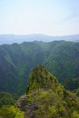 Fototapeta na wymiar 熊野の山々新緑萌えるとき　大蛇嵓