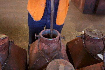 Containers with pure copper powder.