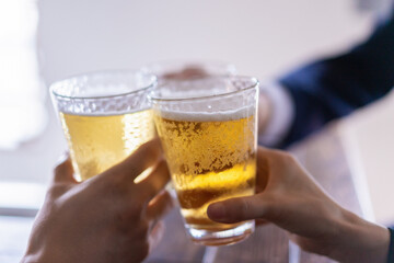 飲み会をする男女のビジネスパーソン