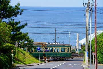 Fototapeta 七里ヶ浜の海が見える坂道と江ノ電20形 obraz