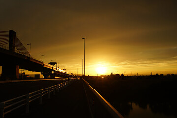 夕日と橋