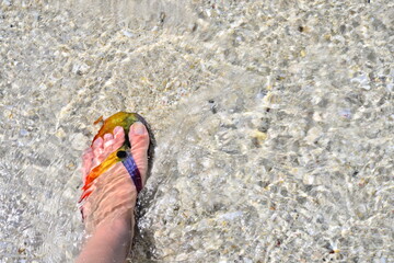 水の中に入った女性の足