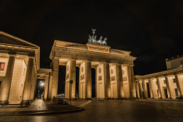 Obraz premium Brandenburg Gate in Berlin, Germany, light up at night casting long shadows from the east side - Medium Oblique Angle 