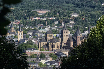 Fototapeta na wymiar Der Dom und die Kirche Liebfrauen in Trier an der Mosel. Beide sind seit 1986 Teil des UNESCO-Welterbes in Trier. 