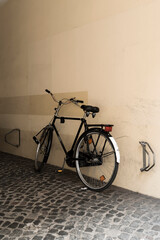 Fototapeta na wymiar Pedal bike leaning against a wall in apartment entryway 