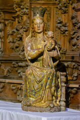 Fototapeta premium Virgen gótica sedente con el Niño en brazos, Capilla de la Virgen de la Cabeza, Catedral de la Asunción de la Virgen, Salamanca, comunidad autónoma de Castilla y León, Spain