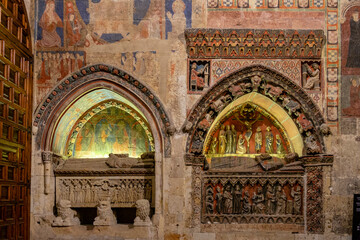 Fototapeta premium Sepulcros y pinturas murales en el brazo sur del crucero. Catedral de la Asunción de la Virgen, catedral vieja, Salamanca, comunidad autónoma de Castilla y León, Spain