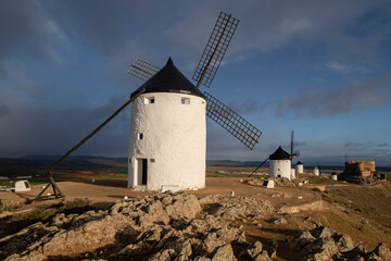 molinos de Consuegra con el castillo de la Muela al fondo, cerro Calderico, Consuegra, provincia de Toledo, Castilla-La Mancha, Spain