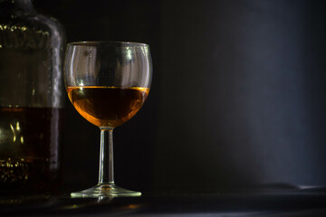 Copa de licor whisky sobre fondo negro