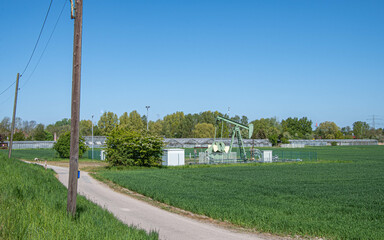 Fototapeta na wymiar Erdölförderung mit Pferdekopfpumpe in Hamburg Reitbrook