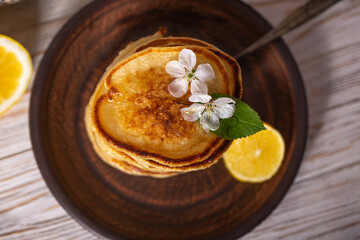 Pancakes with honey, lemon