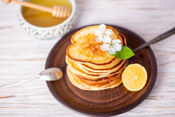 Pancakes with honey, lemon