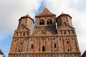 Fototapeta na wymiar Alsace - Bas-Rhin - Marmoutiers - Abbaye Saint-Etienne - Les 3 tours de la façade occidentale 