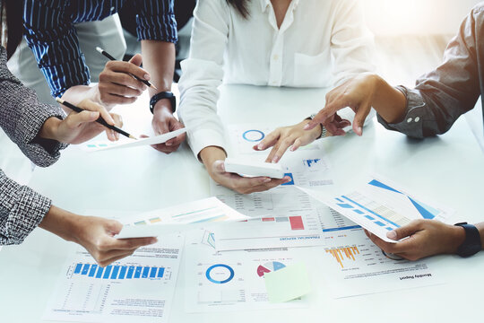 Planning to reduce investment risks, the image of a group of businesspeople working with partners is adjusting marketing strategies to analyze profitable and targeted customer needs at meetings