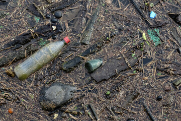 Plastikmüll auf einer verdreckten Wasseroberfläche