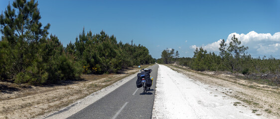 Voyage à vélo au printemps 2022, de début du mois d'avril à la fin du mois de mai sur les...