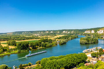 Obraz premium Unterwegs im wunderschönen Tal der Seine am Château Gaillard - Les Andelys - Normandie - Frankreich