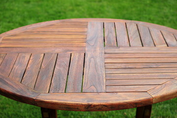 drewniany okrągły stół ogrodowy z drewna tekowego
wooden round teak garden table - obrazy, fototapety, plakaty