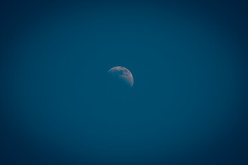 media luna en el cielo azul