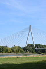 Raiffeisenbrücke mit grünem Rheinufer