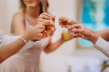 Fototapeta Celebrowanie używając kieliszków z alkoholem obraz