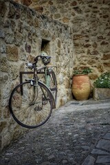 Fototapeta na wymiar bicycle on the wall
