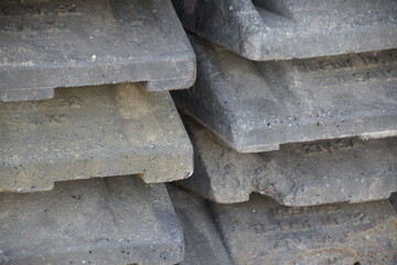 Gestapelte Bauelemente, Stützelemente für Bauzaun, Fußplatte aus Beton, grau, je 25 kg....
